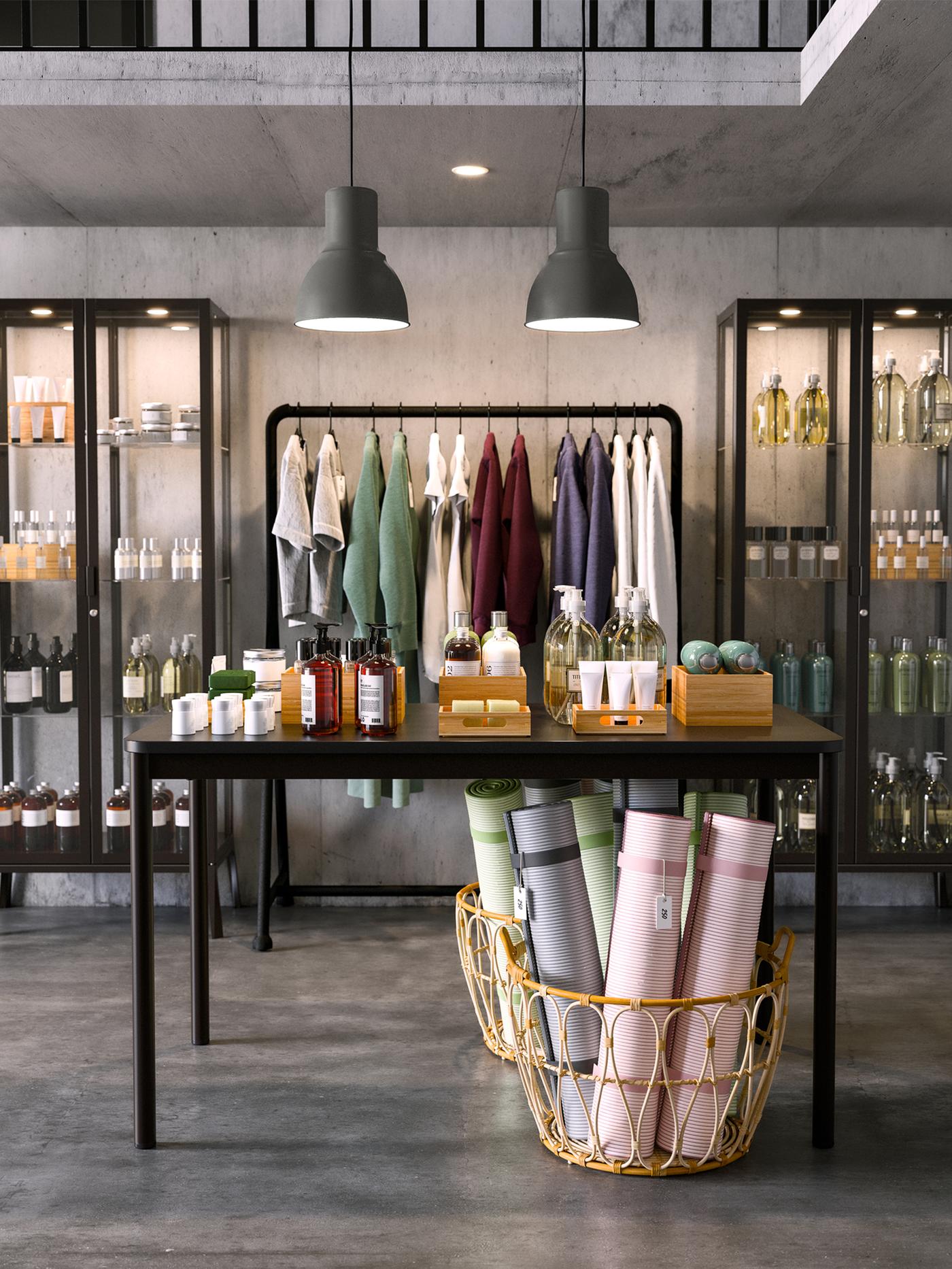 TOMMARYD tafel met dozen en flessen erop staat in een winkel met erboven twee HEKTAR hanglampen.