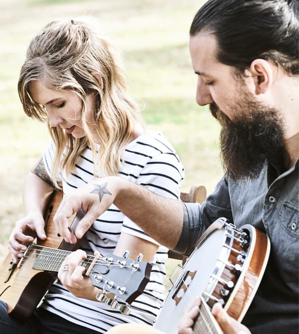 Toni et Karlton en train jouer de la guitare et du banjo.