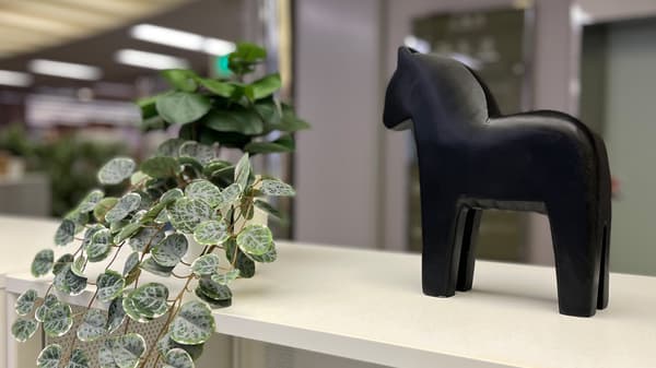 観葉植物と馬のオブジェ。