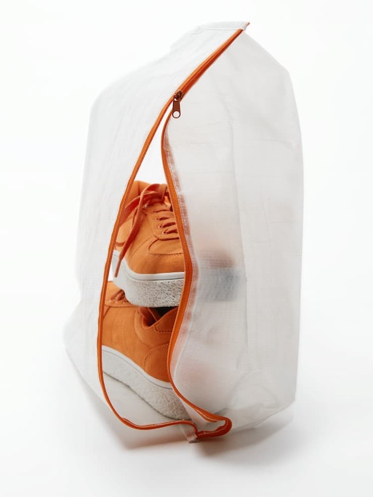 Torba na buty z pomarańczowym zamkiem.