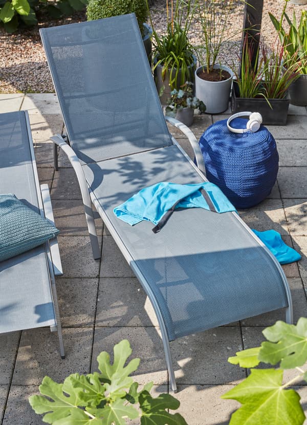 TORHOLMEN كراسي استرخاء شبكية رمادية من ايكيا محبوكة من قماش البوليستر الرمادي مع مقعد أزرق محبوك على الجانب.