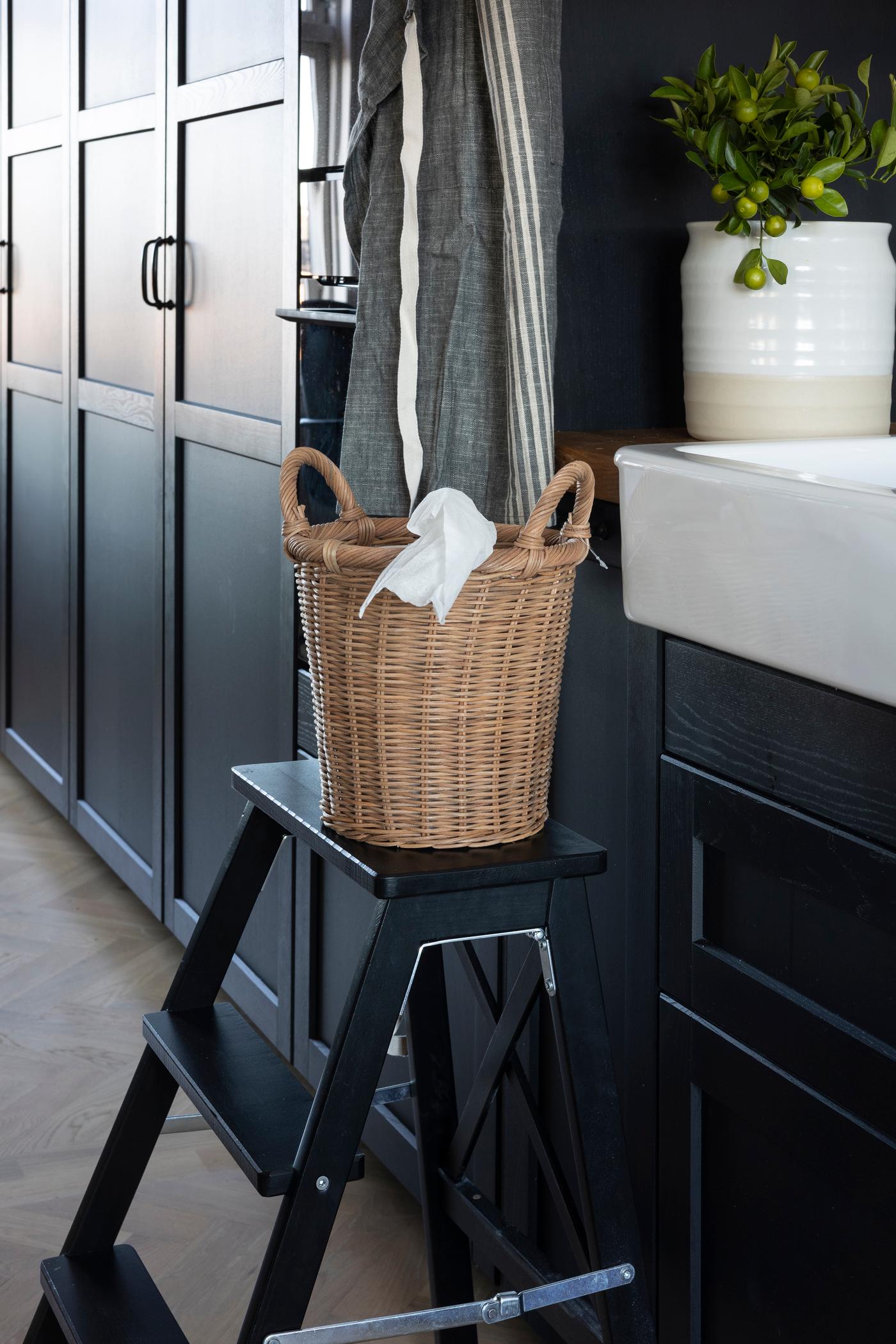 Tørkerullen er gjemt i KAKTUSFIKON kurv. Praktisk og dekorativt på kjøkkenet.  