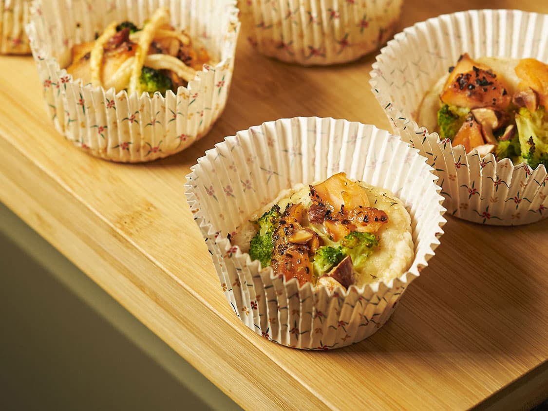 Torta salata broccoli, salmone, mandorle, salsa limone e aneto contenuta in uno stampo da forno VINTERFINT a motivo floreale IKEA