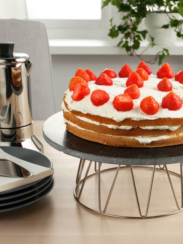Torta so šľahačkou a jahodami na stojane BAKGLAD.
