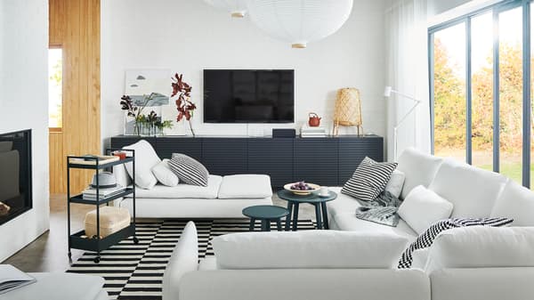 広々としたリビングルームに、大型のSÖDERHAMN/ソーデルハムン ソファ、SÖDERHAMN/ソーデルハムン 寝椅子、STOCKVIKEN/ストックヴィーケン 扉付きのBESTÅ/ベストー 収納が設置されている。