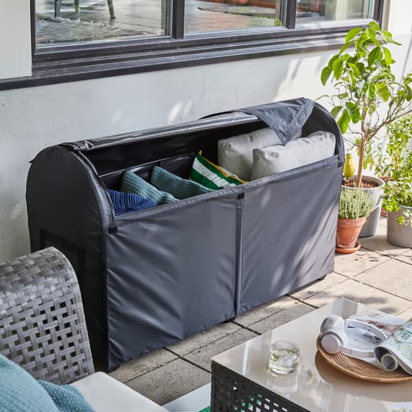 TOSTERÖ صندوق تخزين أسود مانع لتسرب الماء من ايكيا تم فتح سحّابه لإظهار الوسائد بداخله.