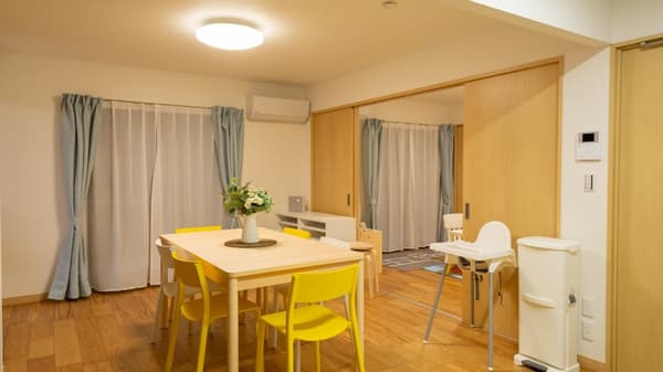 白と黄色を基調としたダイニングスペース。