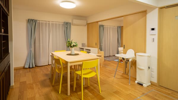 白と黄色を基調としたLDK