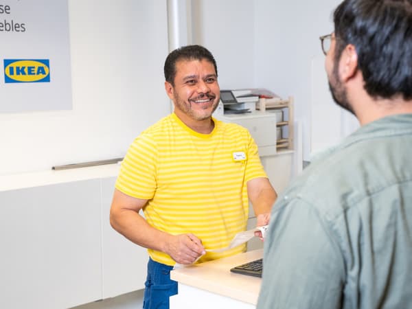 Trabajador de IKEA, prestando servicio.