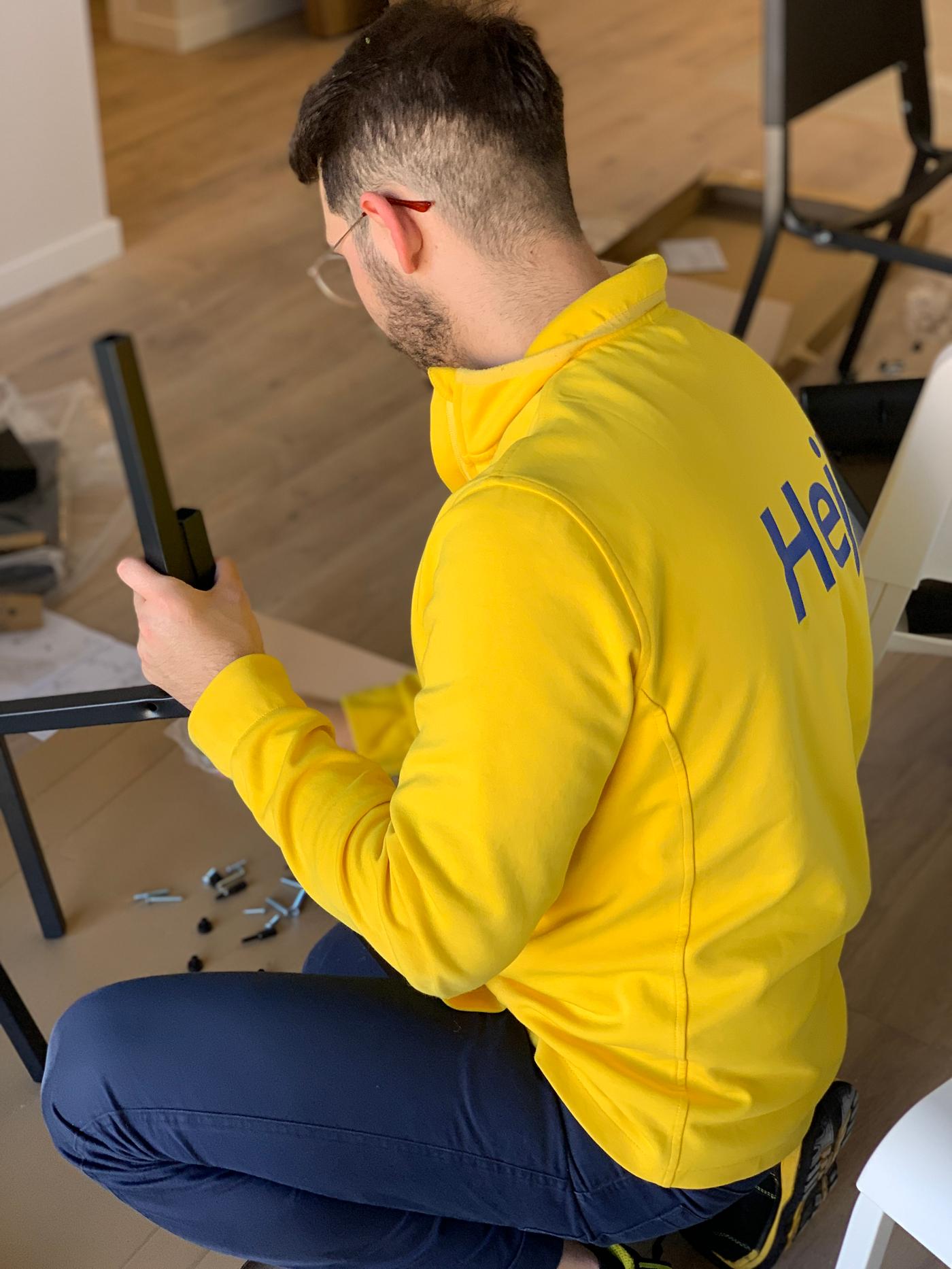 Trabajador de IKEA Valencia montando muebles para los afectados por el incendio en Campanar