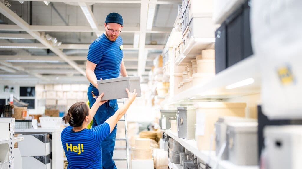 Trabajadores de IKEA colocando productos en estanterías