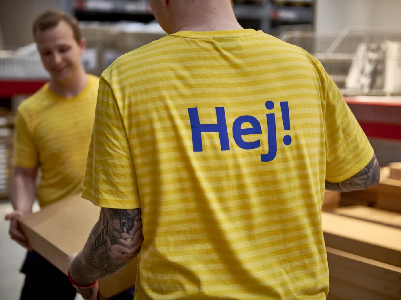 Trabajadores de IKEA llevando un paquete.