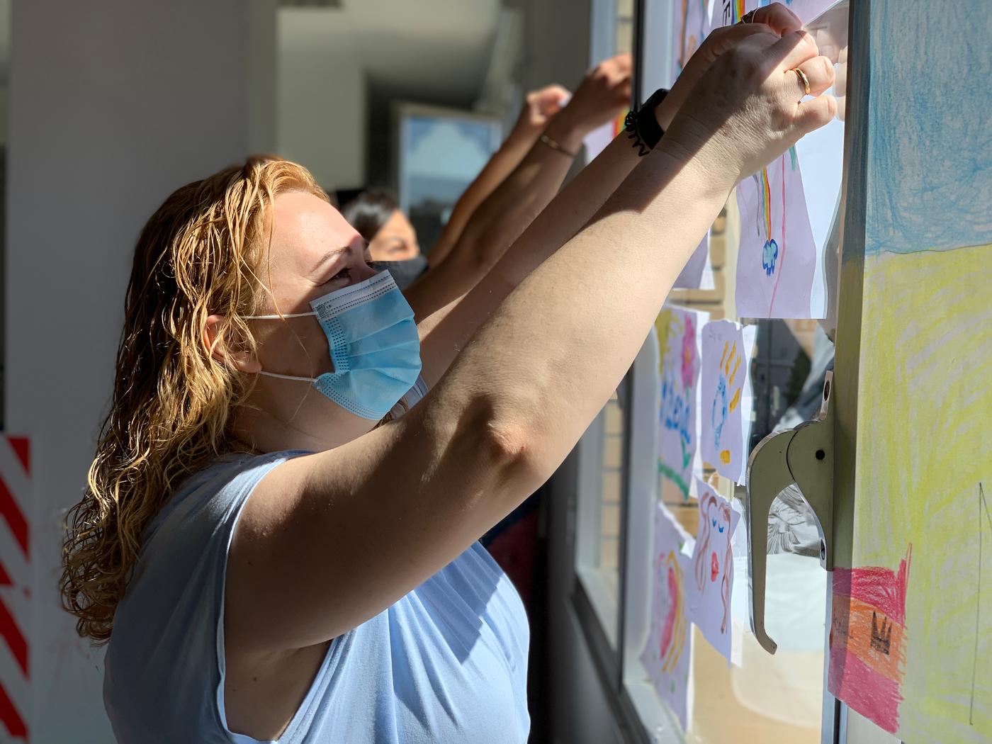 Trabajadores de IKEA Valencia colocando dibujos en el proyecto social en época Covid19