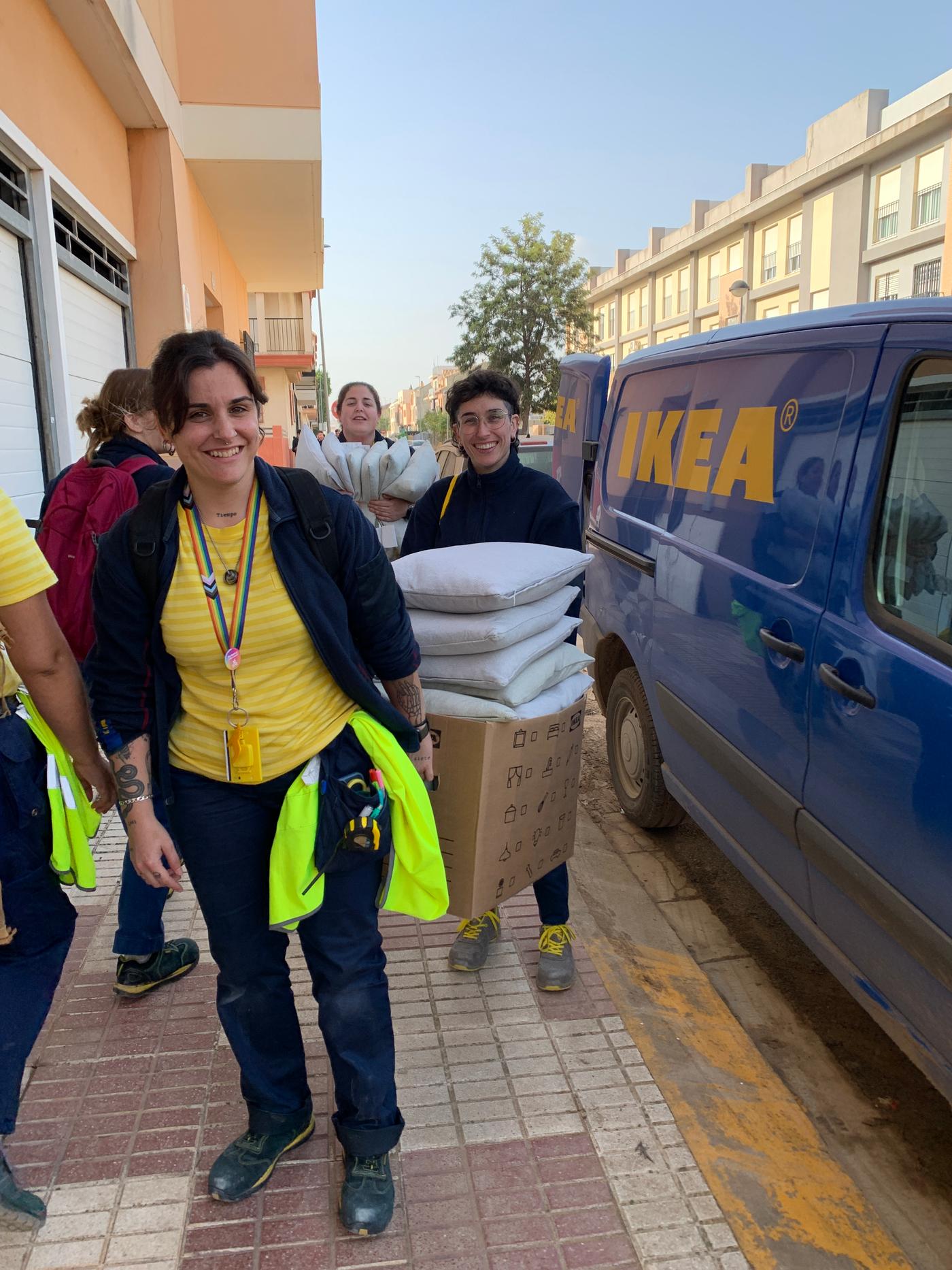 Trabajadores de IKEA Valencia llevando productos a las zonas afectadas por la DANA