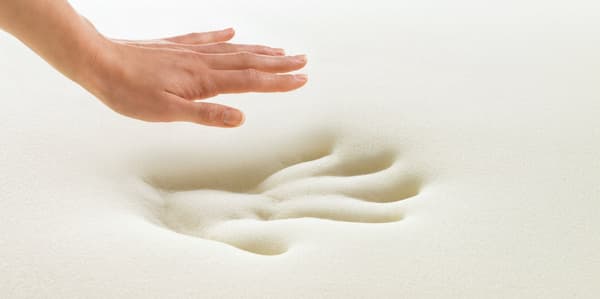 trace de main dans de la mousse à mémoire de forme