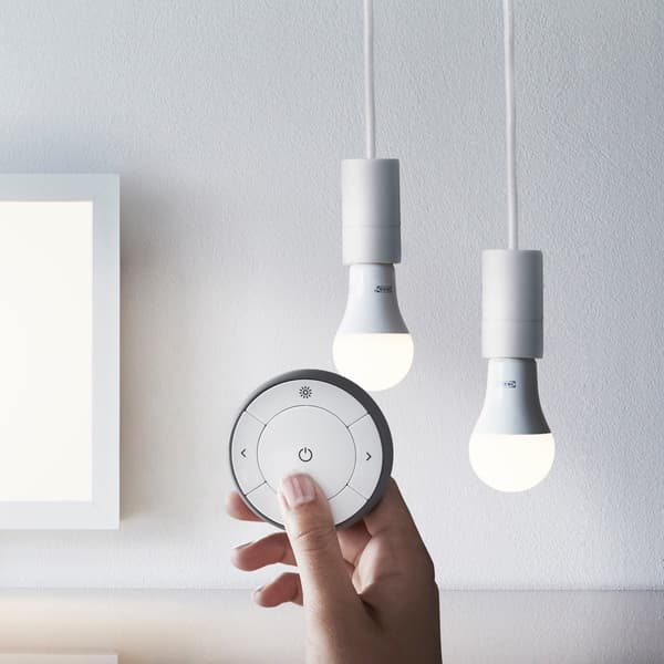 TRÅDFRI dimming kit white spectrum including an LED bulb and remote control.