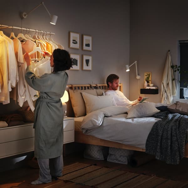 TRÅDFRI led-spots met afstandsbediening om je lichtbronnen te bedienen zonder op te staan. Bijvoorbeeld de led-spots in de slaapkamer, in leeslampjes en als extra licht op je kleding.