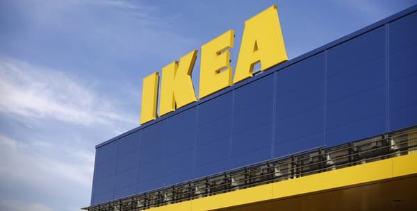 Traditsioonilise IKEA kaupluse välisilme, kus suured kollased IKEA tähed on kinnitatud sinisele fassaadile selge sinise taeva all.