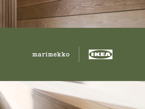 Träpaneler från ryggstödet i en bastu. En grön panel med IKEA och Marimekkos respketive logotyper ligger ovanpå