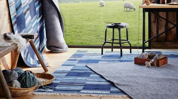 TRANGET szőnyeg, síkszövött, kézzel szőtt, a kék különböző árnyalataiban, 170x240 cm.