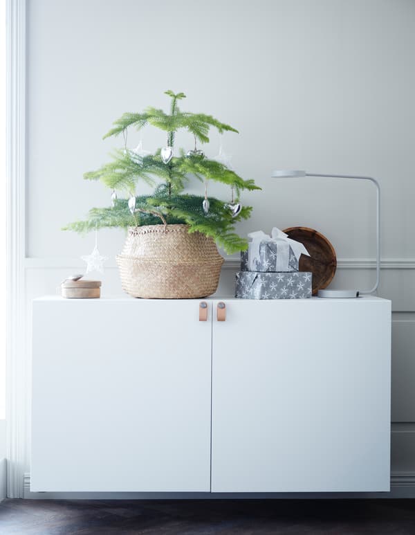 Tražiš savršenu novogodišnju jelku za praznike? Probaj zamenu! Stavi mini jelku u korpu na vrhu ormarića. IKEA nudi širok asortiman posuda i korpi, poput FLÅDIS korpe od morske trave.