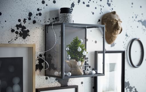 Tražiš svježe ideje za ukrašavanje dnevne sobe nadolazećih blagdana? Kreiraj zidne ukrase od mini božićnog drvca u izložbenoj kutiji! IKEA BARKHYTTAN izložbena kutija je idealna za izlaganje tvog mini božićnog drvca.
