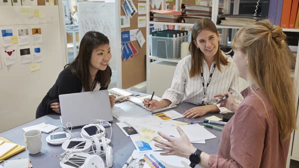 Tre esperte arredatrici di IKEA stanno collaborando per definire il progetto di un cliente