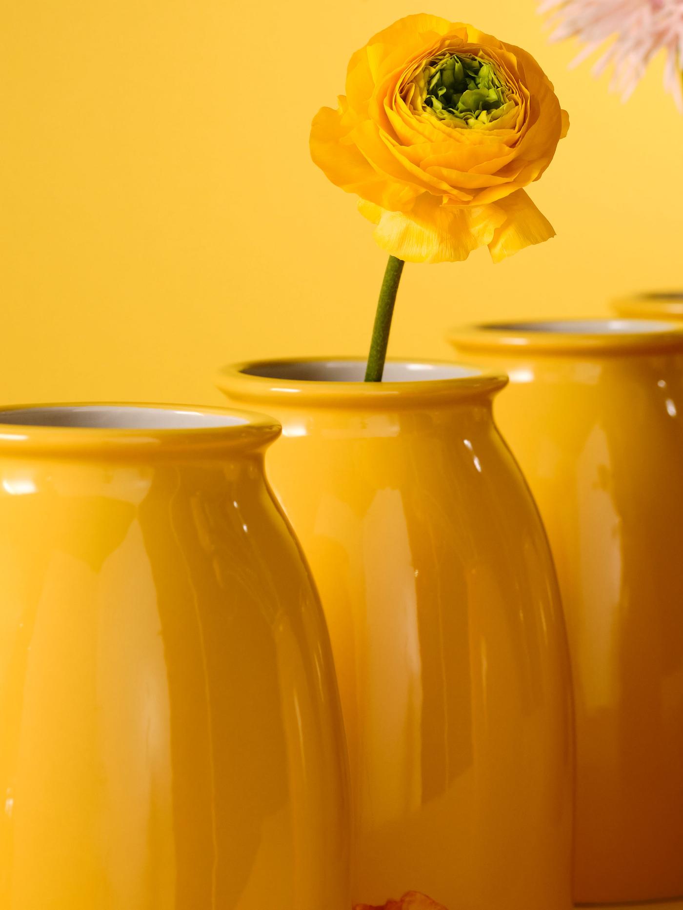 Tre gula vaser på rad.