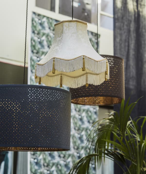 Tre lampade a sospensione differenti regolate ad altezze diverse - IKEA