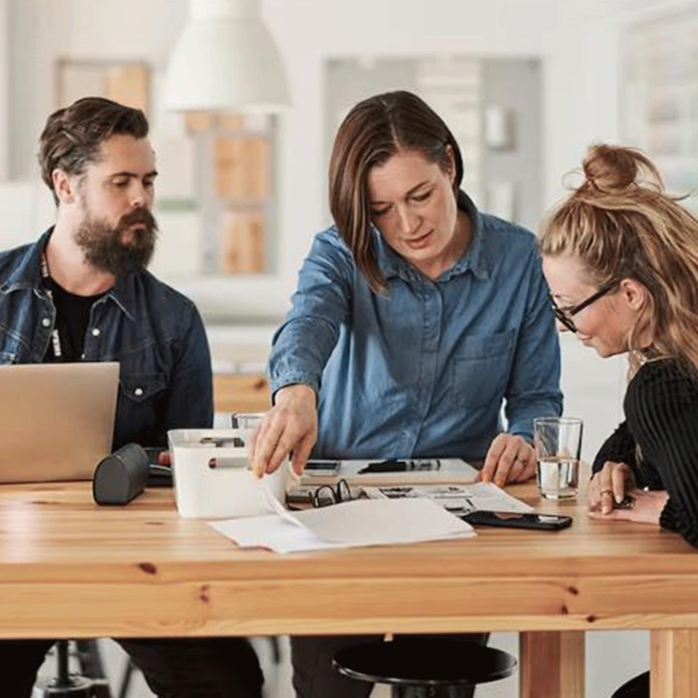 Tre personer i et planleggingsmøte.