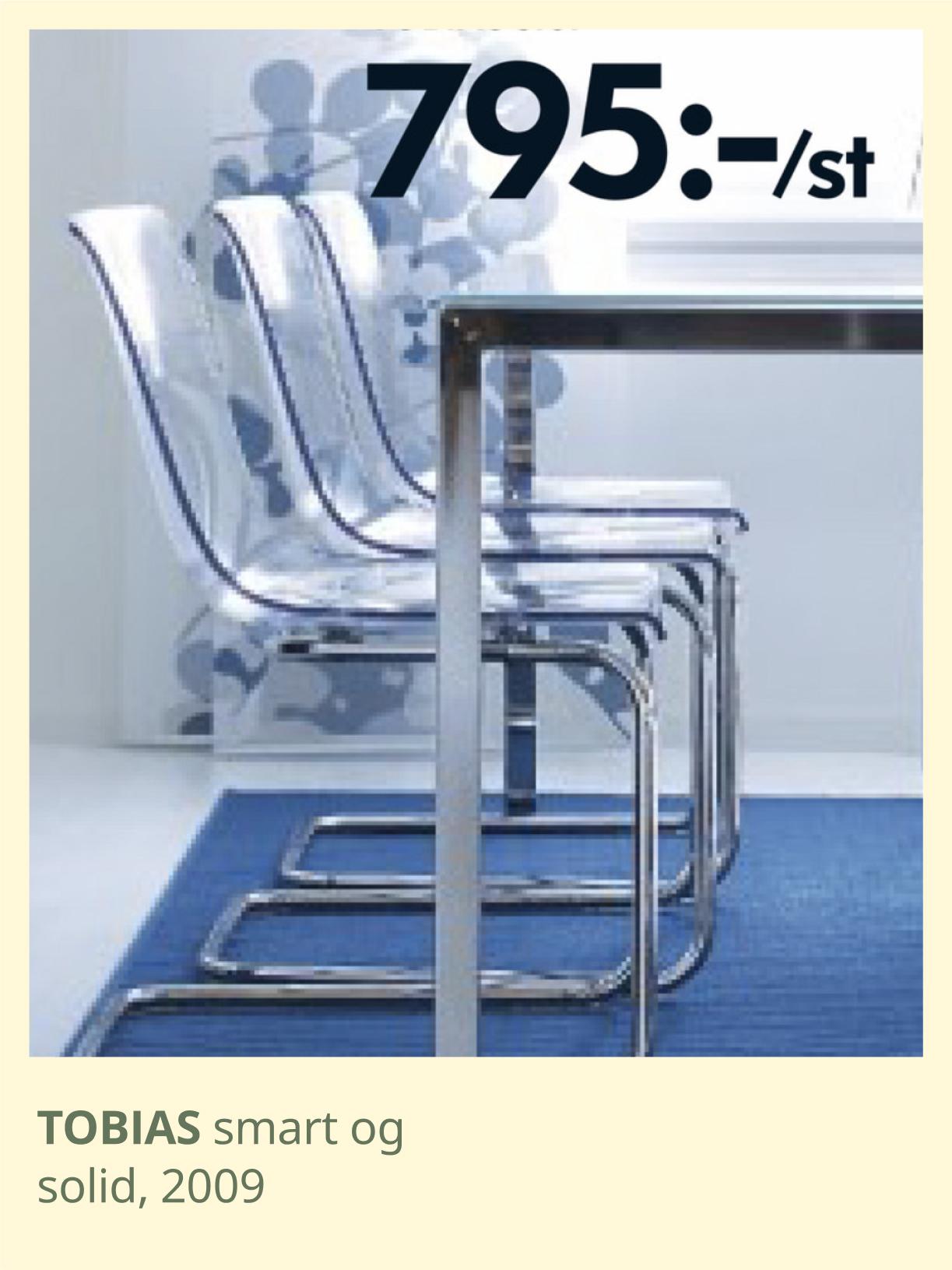 Tre stoler ved et bord. 