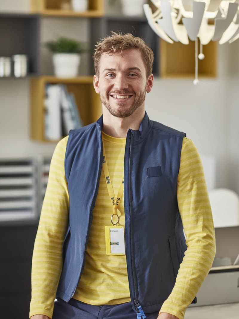 Treballador d’IKEA somrient i mirant a càmera.