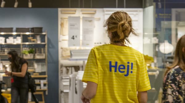 Treballadora d'IKEA d'esquena a l'exposició.