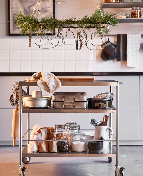 Treillis installé au-dessus d’un îlot de cuisine et décoré avec de la verdure et des emporte-pièces pour biscuits.