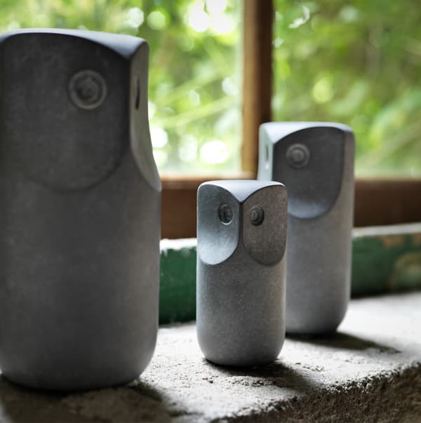 Tres búhos decorativos TONAD en color gris de cemento, disponibles en tres tamaños diferentes: pequeño, mediano y grande.