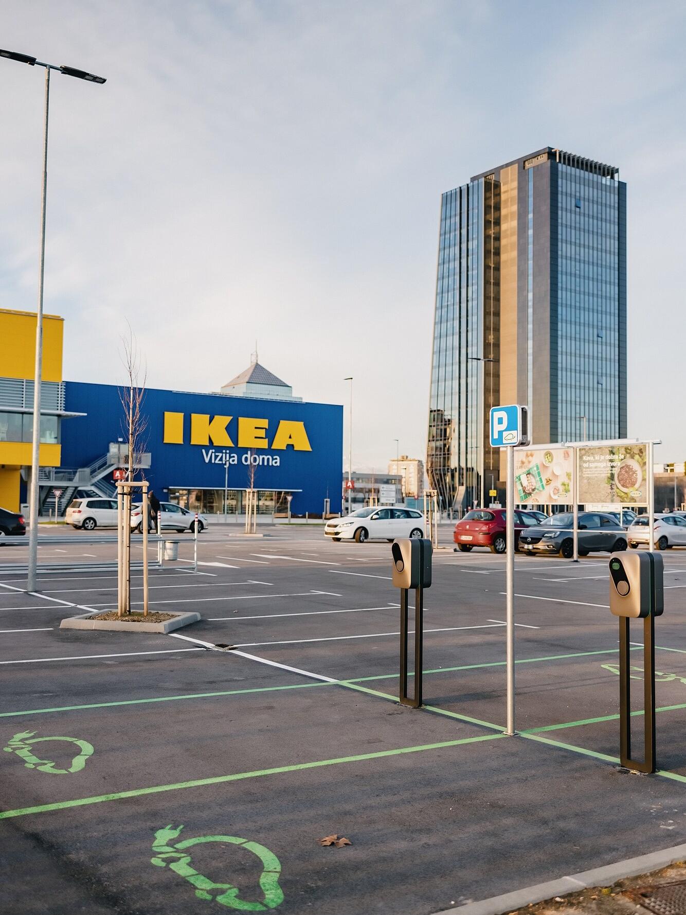 Trgovina IKEA Ljubljana in parkirišče ter polnilnica za električna vozila.