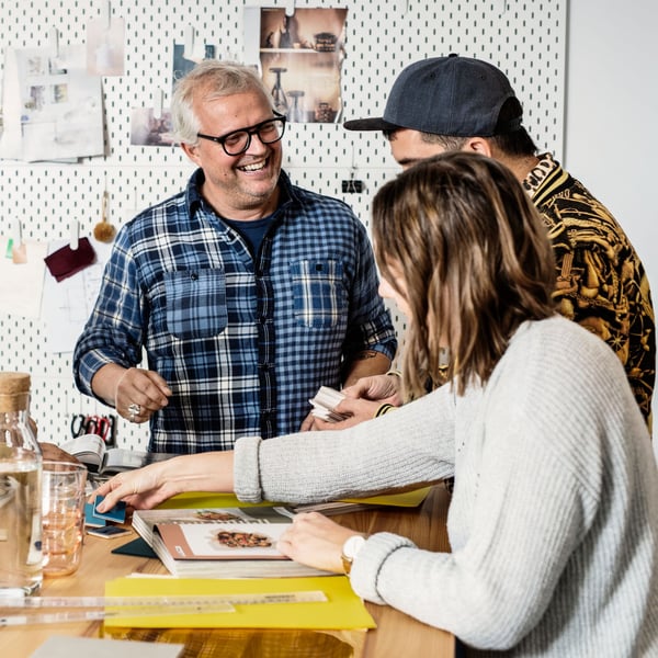 Tři lidé různého věku u stolu.