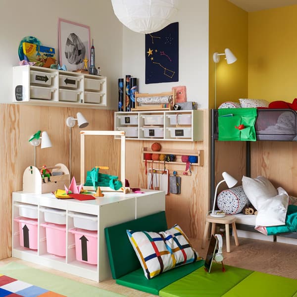 TROFAST è la soluzione ideale per l'organizzazione, soprattutto per le camerette condivise. Se tutto è ben ordinato, c'è più spazio per giocare, divertirsi, stare con gli amici e osservare le stelle – IKEA