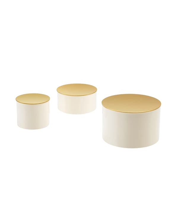 Trois boîtes de tailles différentes, avec couvercle doré.