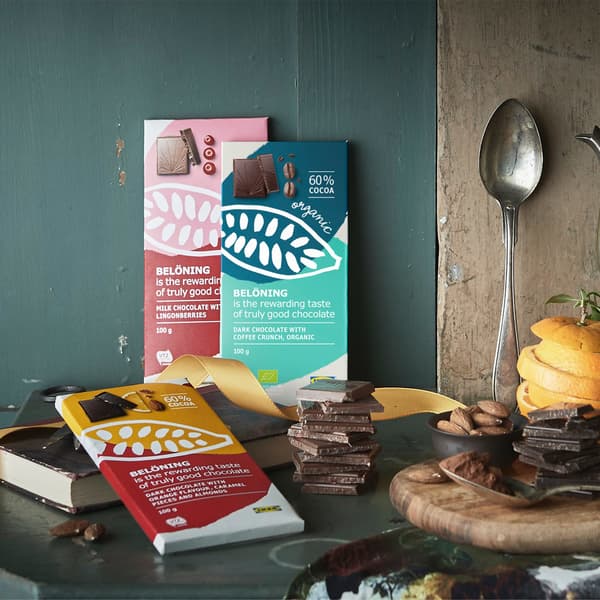 Trois différentes tablettes de chocolat des produits chocolatés IKEA BELÖNING, fabriqués à partir de cacao certifié UTZ.