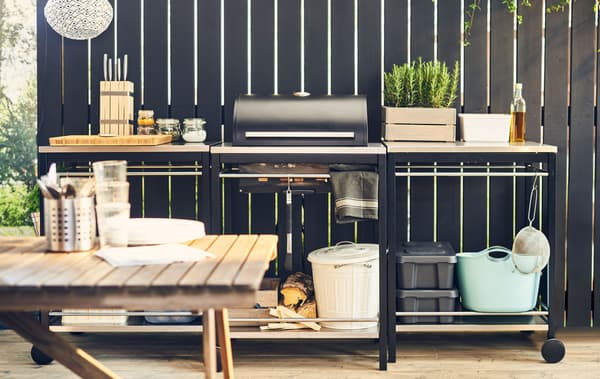 Trois éléments, dont un barbecue, composent cette cuisine d’extérieur