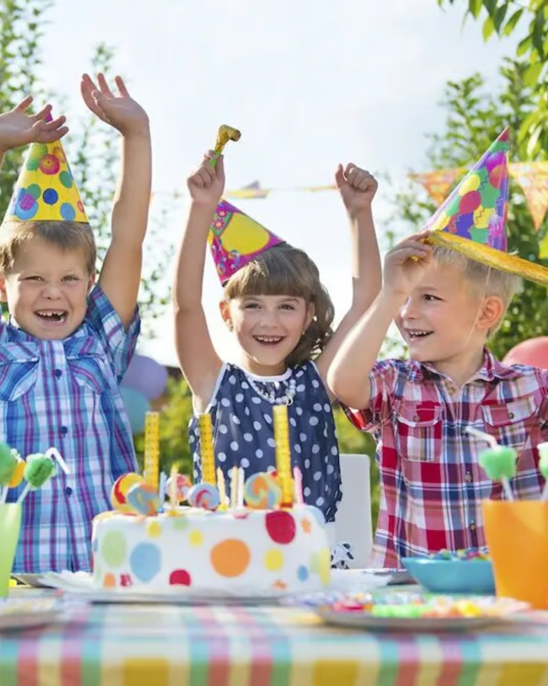 trois enfants qui fêtent leur anniversaire