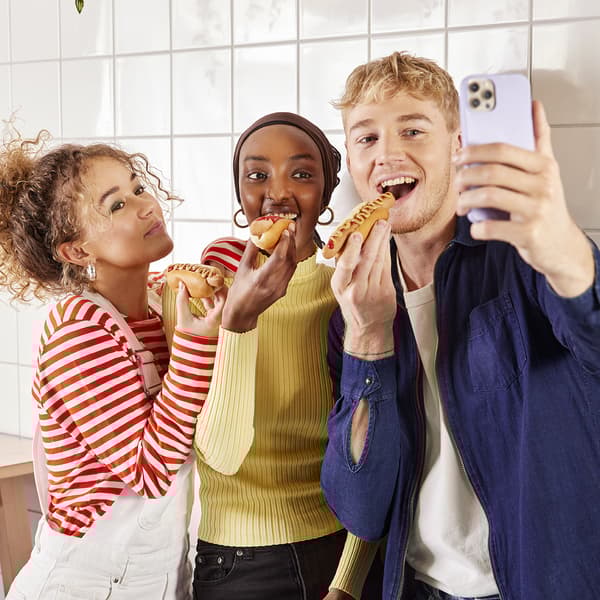 Trois jeunes font un selfie avec le Plant Dog