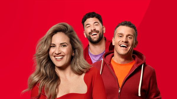 Trois personnes regardent la caméra en souriant. Elles sont toutes vêtues de rouge et se tiennent sur un fond rouge.