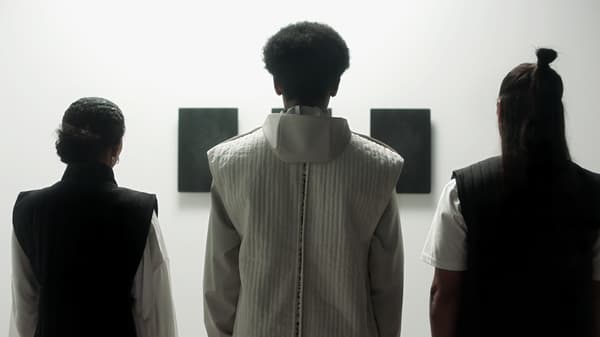 Trois personnes se tiennent devant trois cadres haut-parleur Wi-Fi SYMFONISK dans une pièce blanche. Les cadres sont noirs.