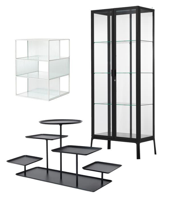 Trois produits conçus pour exposer les collections. La grande armoire à porte vitrée MILSBO avec une structure noire, la boîte vitrée SAMMANHANG et le présentoir noir SAMMANHANG avec 5 plateaux.