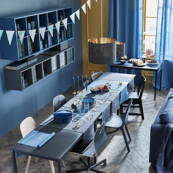 Trois tables mises bout à bout pour un repas entre amis, la quatrième accueille le buffet.