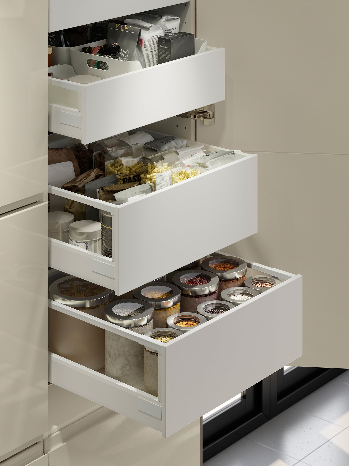 Trois tiroirs à l’intérieur d’une armoire sont ouverts, révélant les aliments secs qu’ils contiennent.