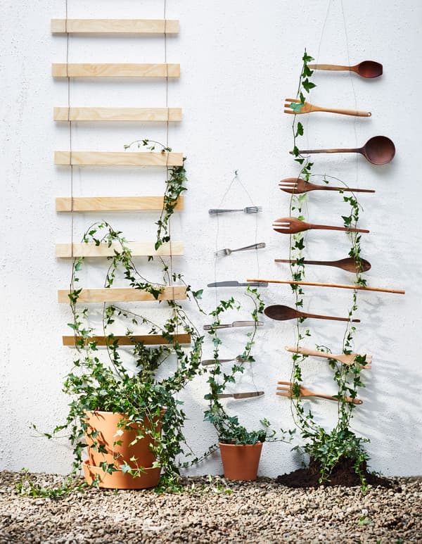 Trois treillis faits maison, avec des lattes de sommier, des couverts en métal et des ustensiles de cuisine en bois.
