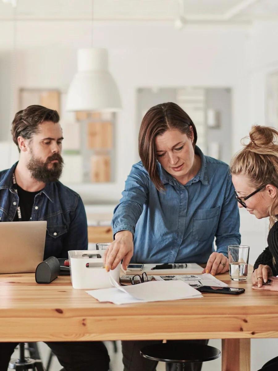 troje ludzi planuje przestrzeń biurową
